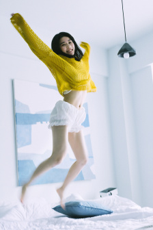 两个人一前一后的图片